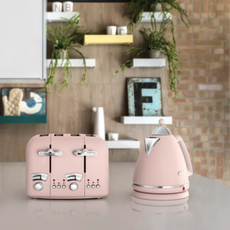 Delonghi 1700ml Argento Kettle and toaster in pink.