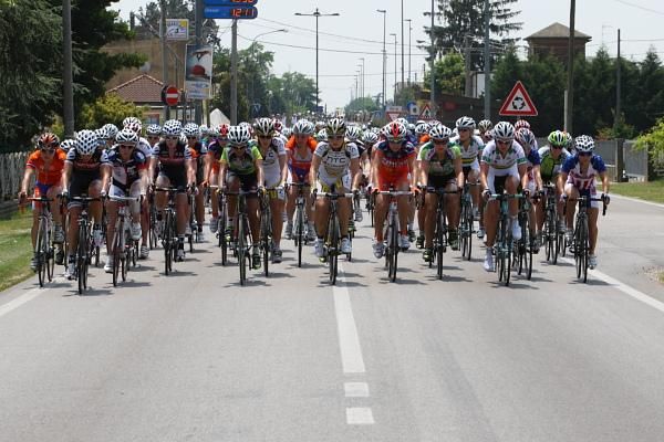 The bunch was not in a hurry to chase Viktoriya Vologdina (Usc Chirio Forno D'Asolo).