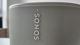 En närbild på Sonos-logon på Sonos Move 2.