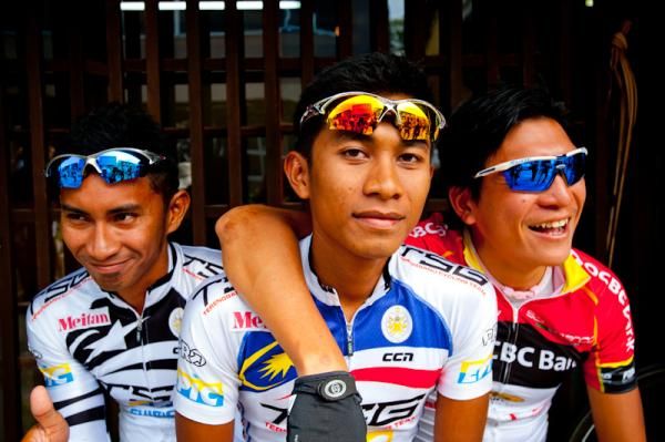 A Malaysian champion, Shahrul Mat Amin (Terengganu Cycling Team), awaits the race start