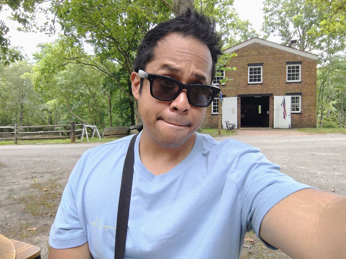 Motorola Razr Plus 2024 selfie sample.