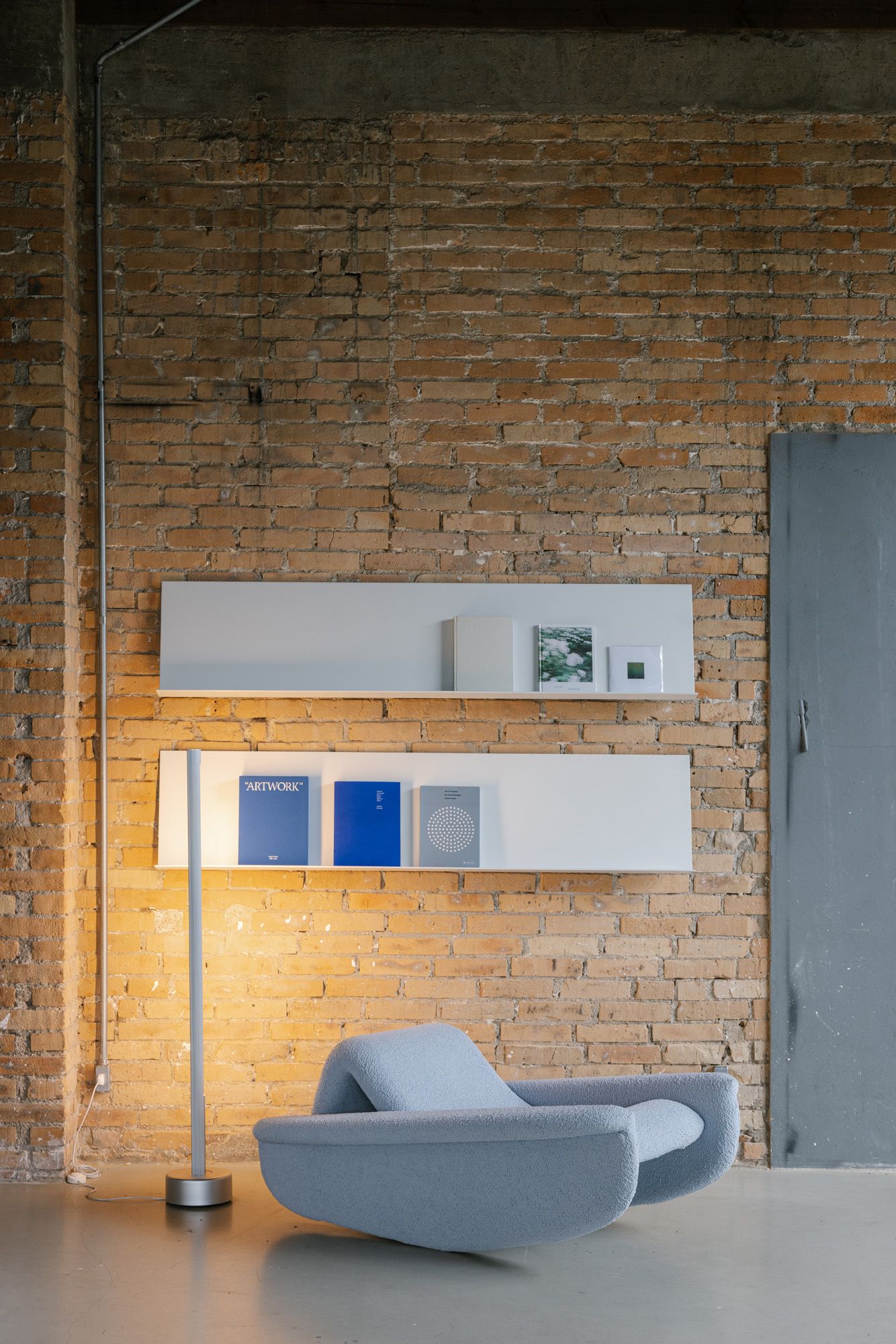 Silla azul de la colección Wentz Mar de Guilherme Wentz