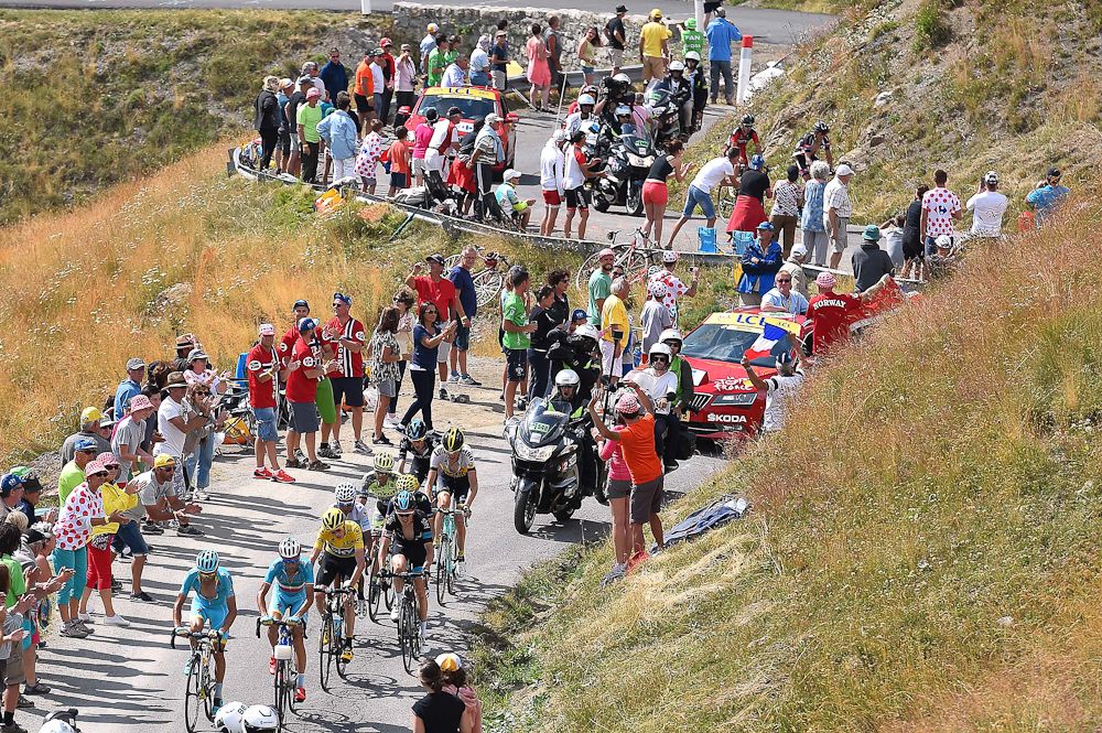 The GC group climbs during stage 17