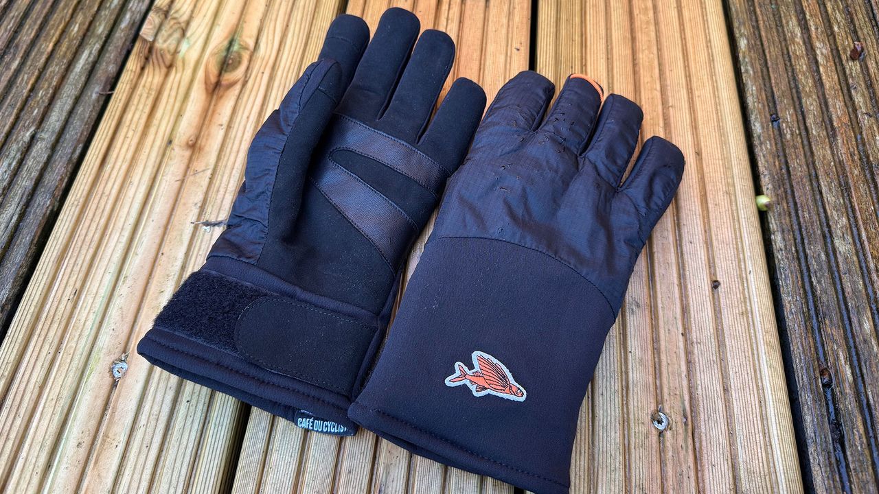 Cafe du Cycliste winter gloves on wooden decking