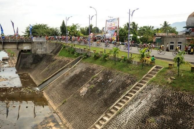The peloton during Stage 7 of the Tour de Singkarak