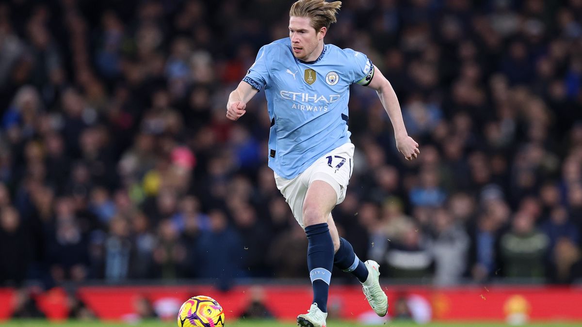 Kevin De Bruyne of Manchester City runs with the ball during the Premier League match between Manchester City FC and Chelsea FC at Etihad Stadium on January 25, 2025 in Manchester, England.