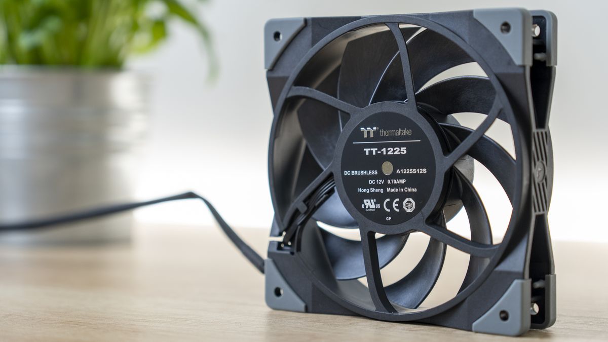 NF-A12x25 vs. Thermaltake Toughfan 12