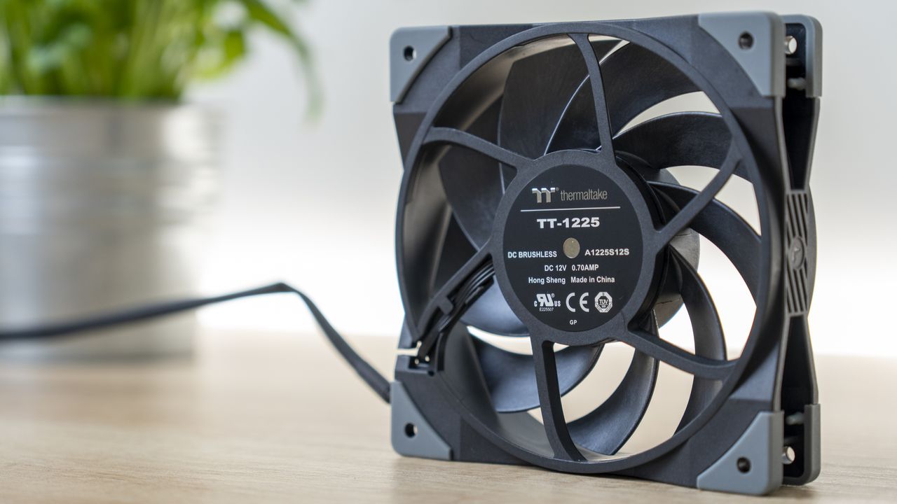 NF-A12x25 vs. Thermaltake Toughfan 12