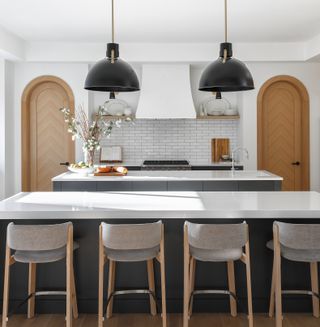 A kitchen with equidistant cabinets and lighting pieces
