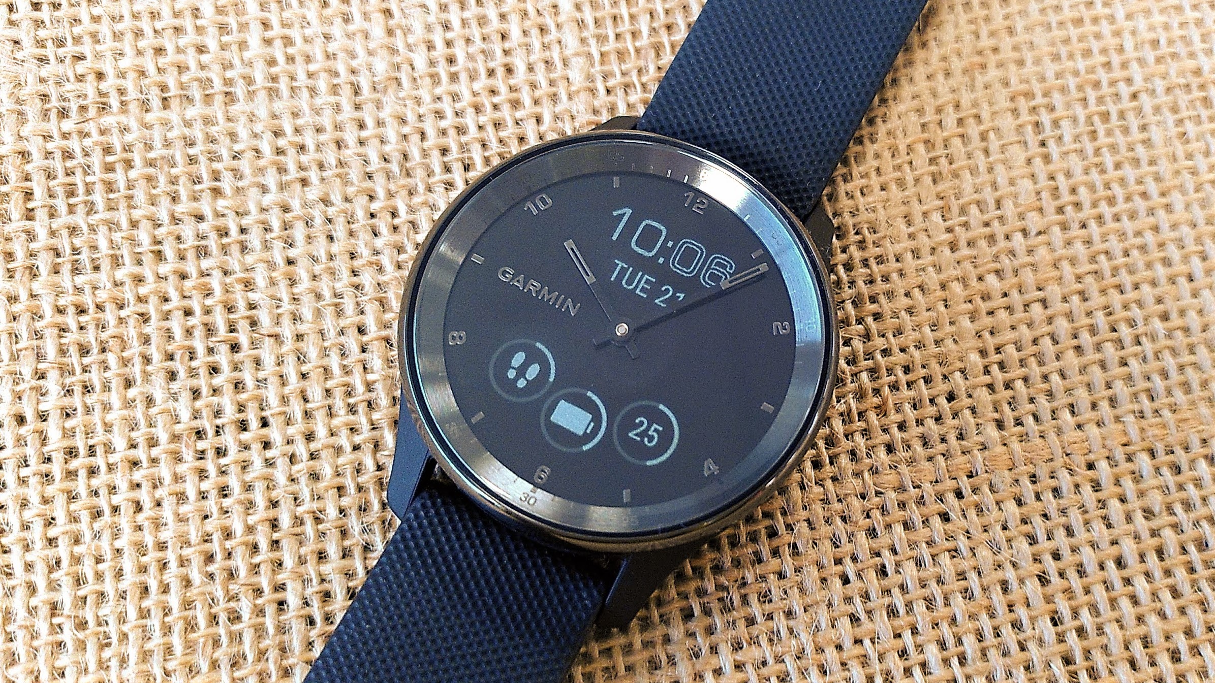 Hands-on with the new Garmin Vivomove watch