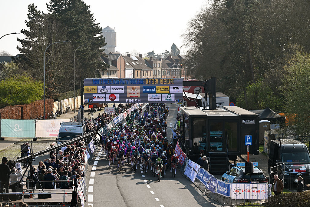 ROESELARE - 22 DE MARZO: Una vista general del pelotón que compite durante la 15ª Grote Prijs Jean-Pierre Monsere 2026, una carrera de un día de 202,5 ​​km desde Torhout a Roeselare el 22 de marzo de 2026 en Roeselare, Italia. (Foto de Luc Claessen/Getty Images)
