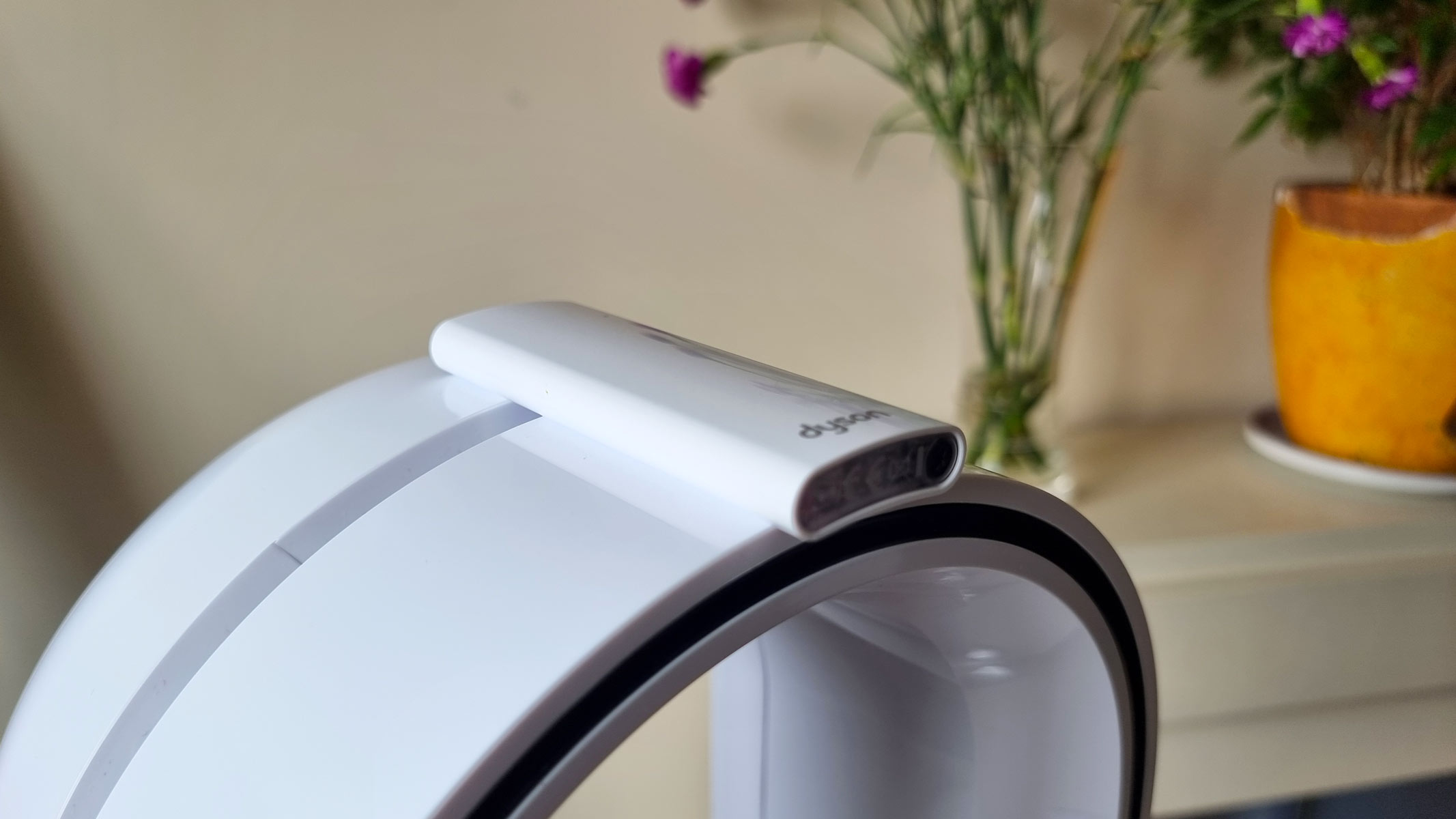 A close-up picture of the remote control magnetically attached to the Dyson Purifier Cool PC1
