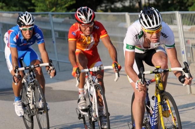 Cadel Evans (Australia) with Joaquim Rodr&iacute;guez (Spain) and Alexandr Kolobnev (Russia) on hs wheel
