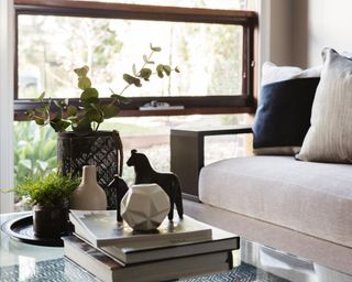 coffee table with books, vase and decorative items