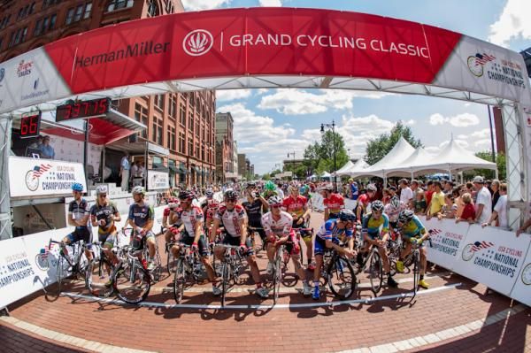 The men take to the start line for the National Championship race.