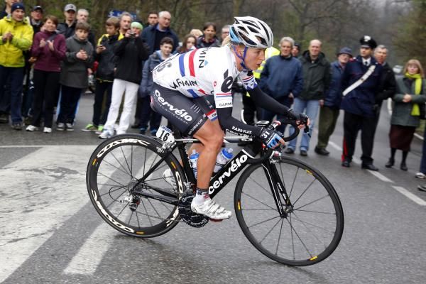Pooley shows her bike skills and her British national champion's jersey