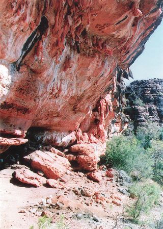 oldest ground-edge stone axe, Rock shelter