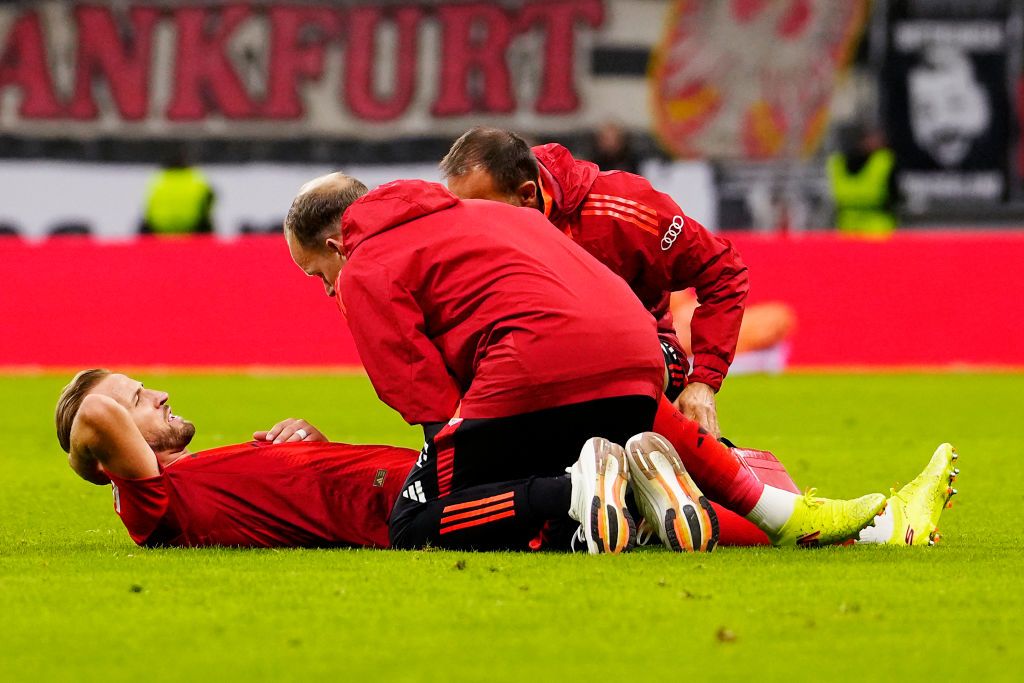 FRANKFURT AM MAIN, GERMANY - OCTOBER 06: Harry Kane of Bayern Munich receives medical treatment during the Bundesliga match between Eintracht Frankfurt and FC Bayern München at Deutsche Bank Park on October 06, 2024 in Frankfurt am Main, Germany. (Photo by M. Donato/FC Bayern via Getty Images)