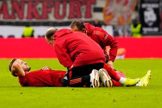 FRANKFURT AM MAIN, GERMANY - OCTOBER 06: Harry Kane of Bayern Munich receives medical treatment during the Bundesliga match between Eintracht Frankfurt and FC Bayern München at Deutsche Bank Park on October 06, 2024 in Frankfurt am Main, Germany. (Photo by M. Donato/FC Bayern via Getty Images)