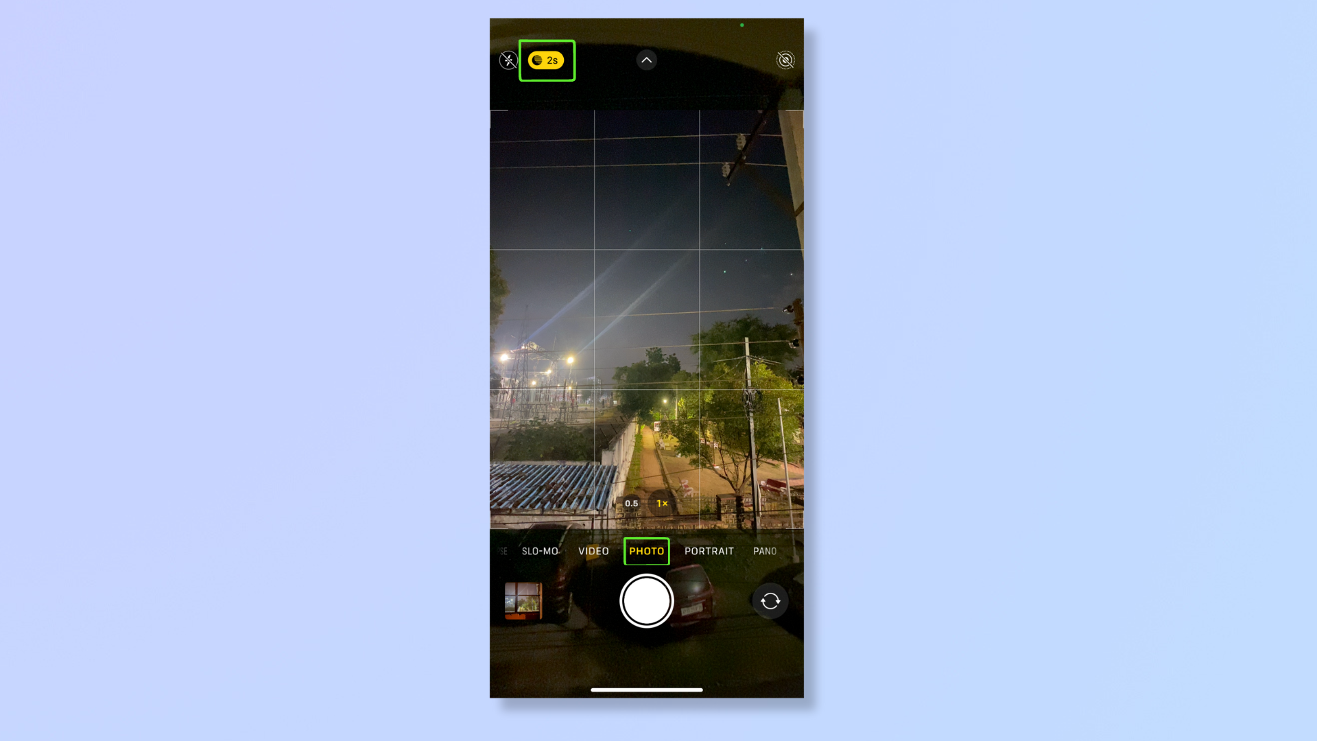 Скриншот приложения «Камера» iPhone, на котором выделен значок ночного режима. 