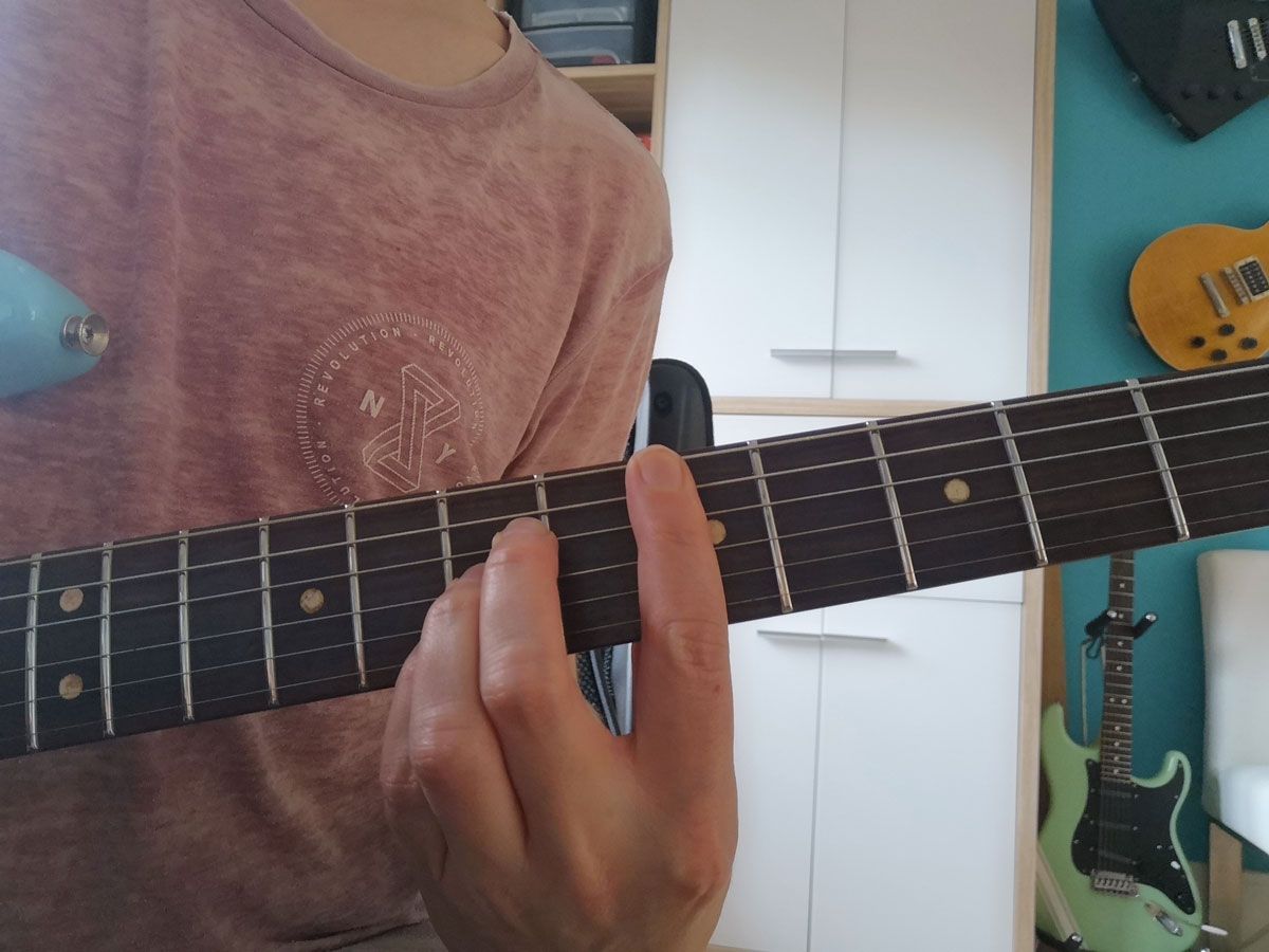 How to play the D chord on guitar