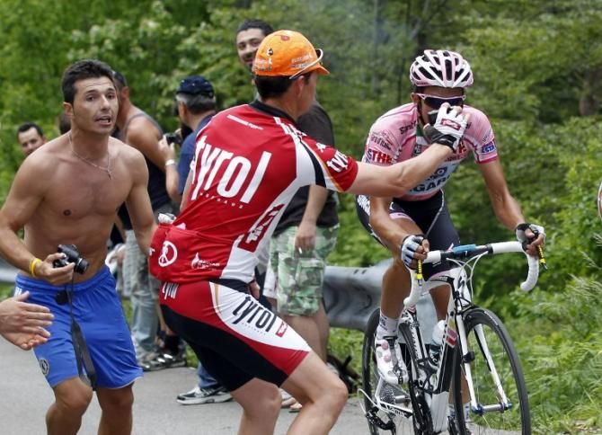 Alberto Contador defending the maglia rosa in 2011