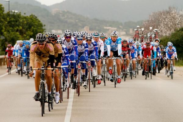 Footon-Servetto leads the peloton.