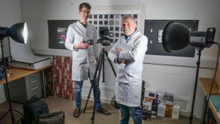 罗德·劳顿和本·安德鲁斯在数码相机世界测试实验室bet188金宝