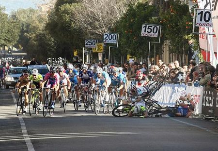 Daniele Colli (Ceramica Flaminia) has no escape and collides with Oscar Gatto (ISD - Neri), Fabio Sabatini (Liquigas) and Alessandro Petacchi (Lampre).