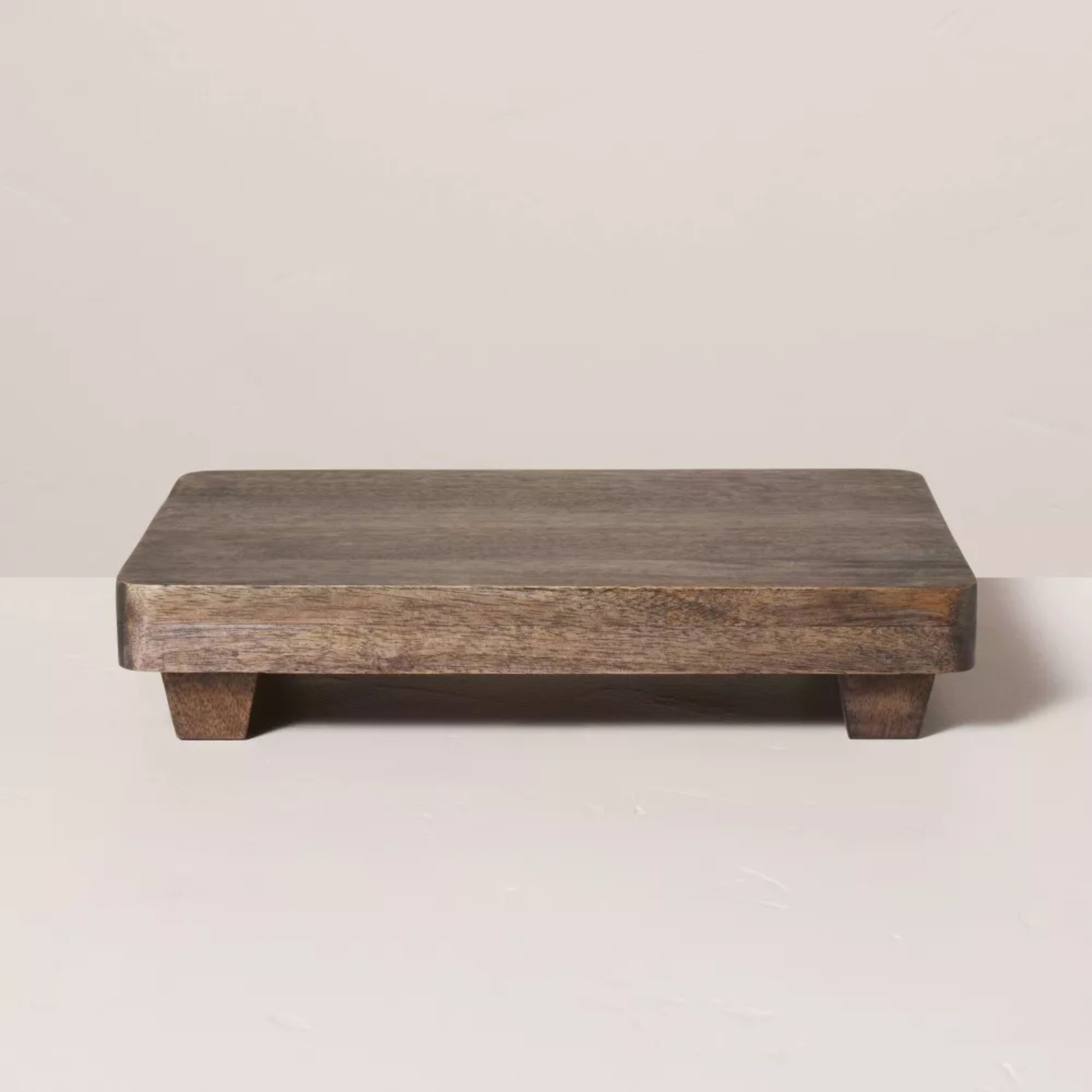 Wood serving trivet with raised feet
