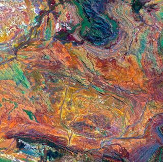 imagem aérea em cores falsas do cráton de Pilbara, na Austrália, mostrando linhas de rochas quebradas