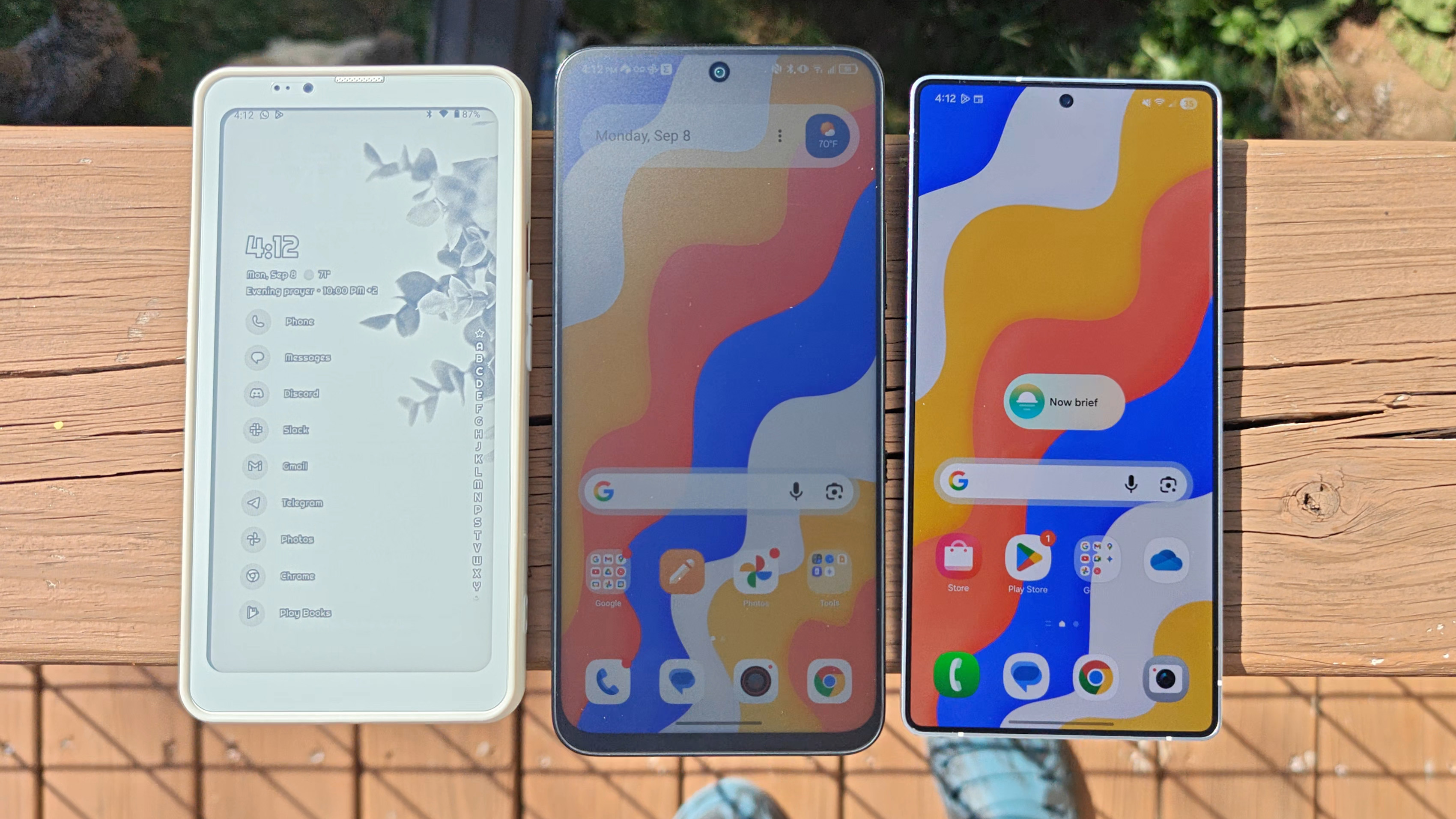 Comparing outdoor visibility in direct sunlight between the Bigme HiBreak Pro, TCL NXTPAPER 60 Ultra, Samsung Galaxy S25 Ultra