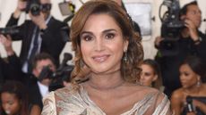  Queen Rania of Jordan arrives for the "Manus x Machina: Fashion In An Age Of Technology" Costume Institute Gala at Metropolitan Museum of Art on May 2, 2016 in New York City. 