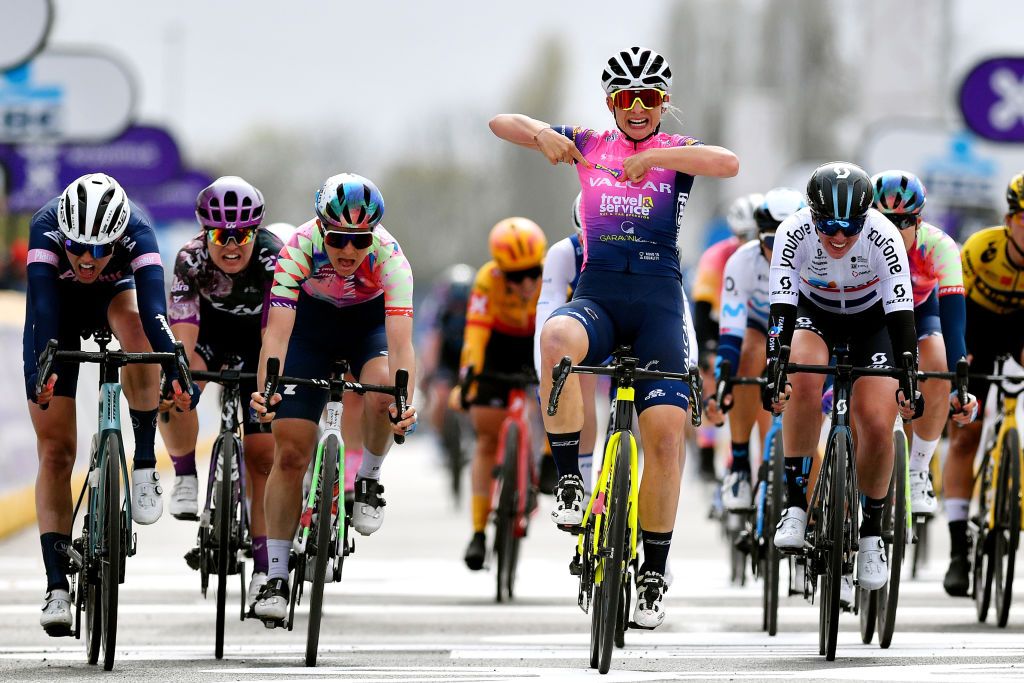 Chiara Consonni (Valcar Travel and Service) wins the 2022 Dwars Door Vlaanderen women&#039;s elite race