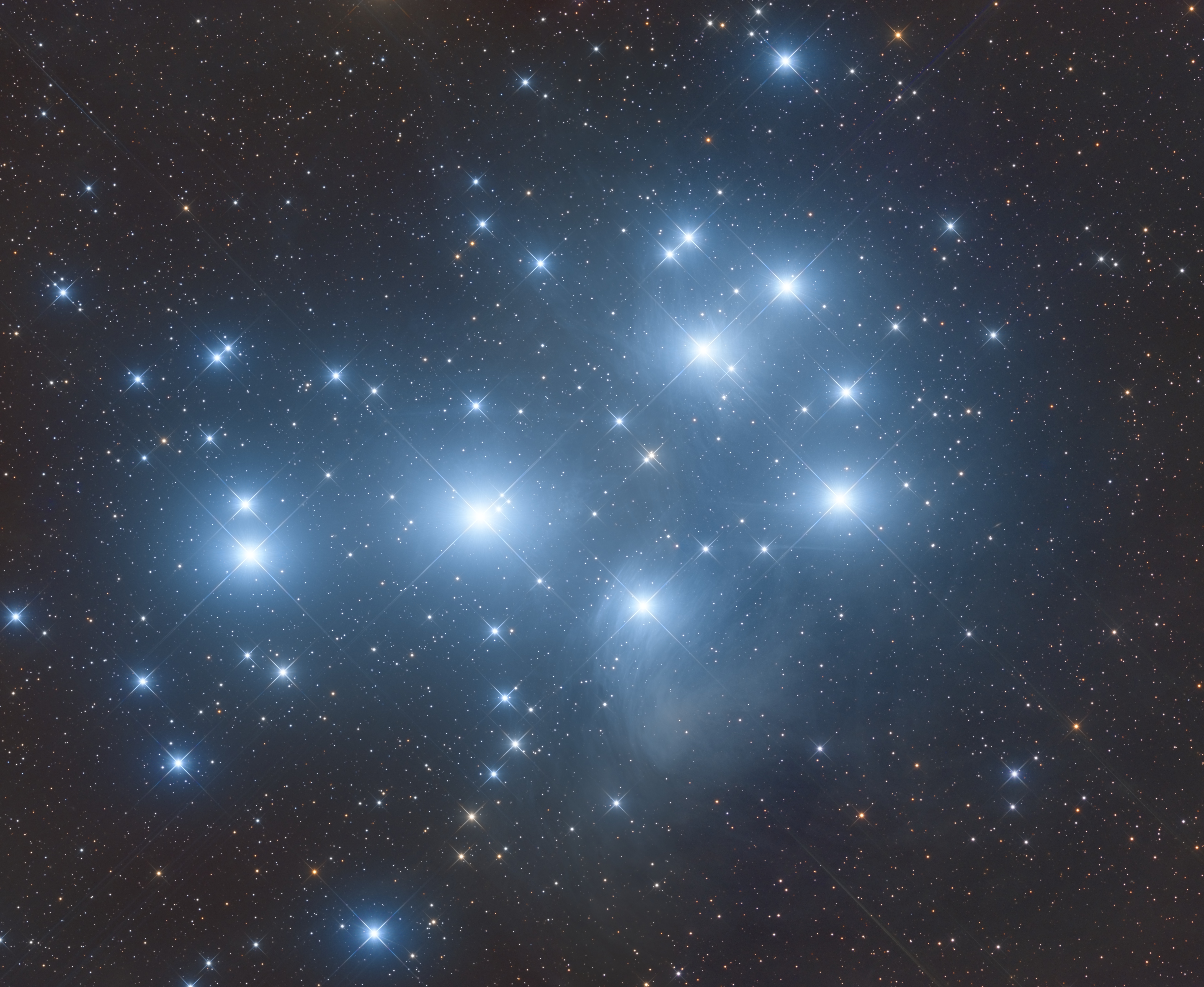 Twinkling Stars: Skywatcher Snaps Stunning View of Pleiades Star Cluster Space