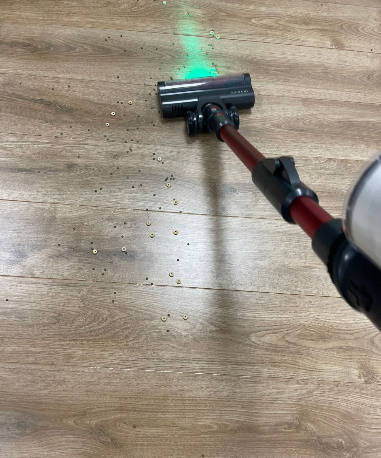 Ultenic U16 Flex vacuuming cereal and lentils on wooden floor in Future test center 2