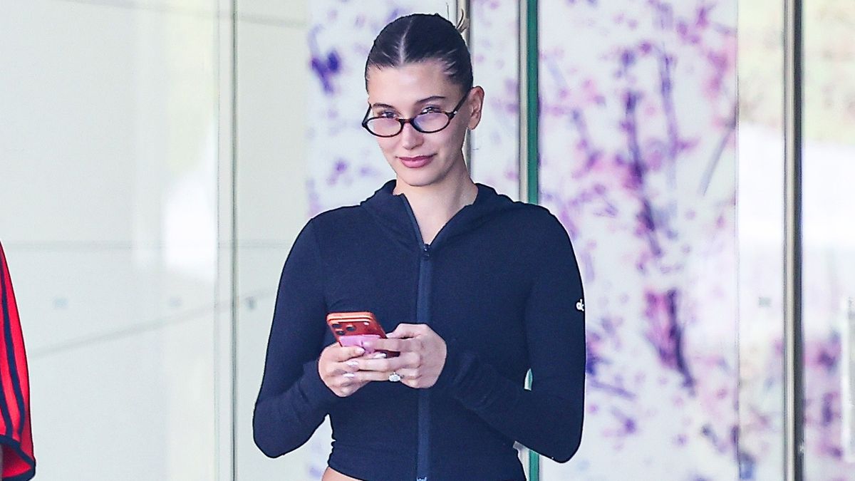 Hold the Leggings—Wearing This Pant Trend With Sneakers Is Much More 2026