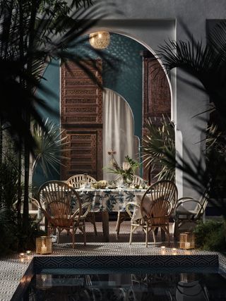 Outdoor dining area with tropical table cloth by H&M home