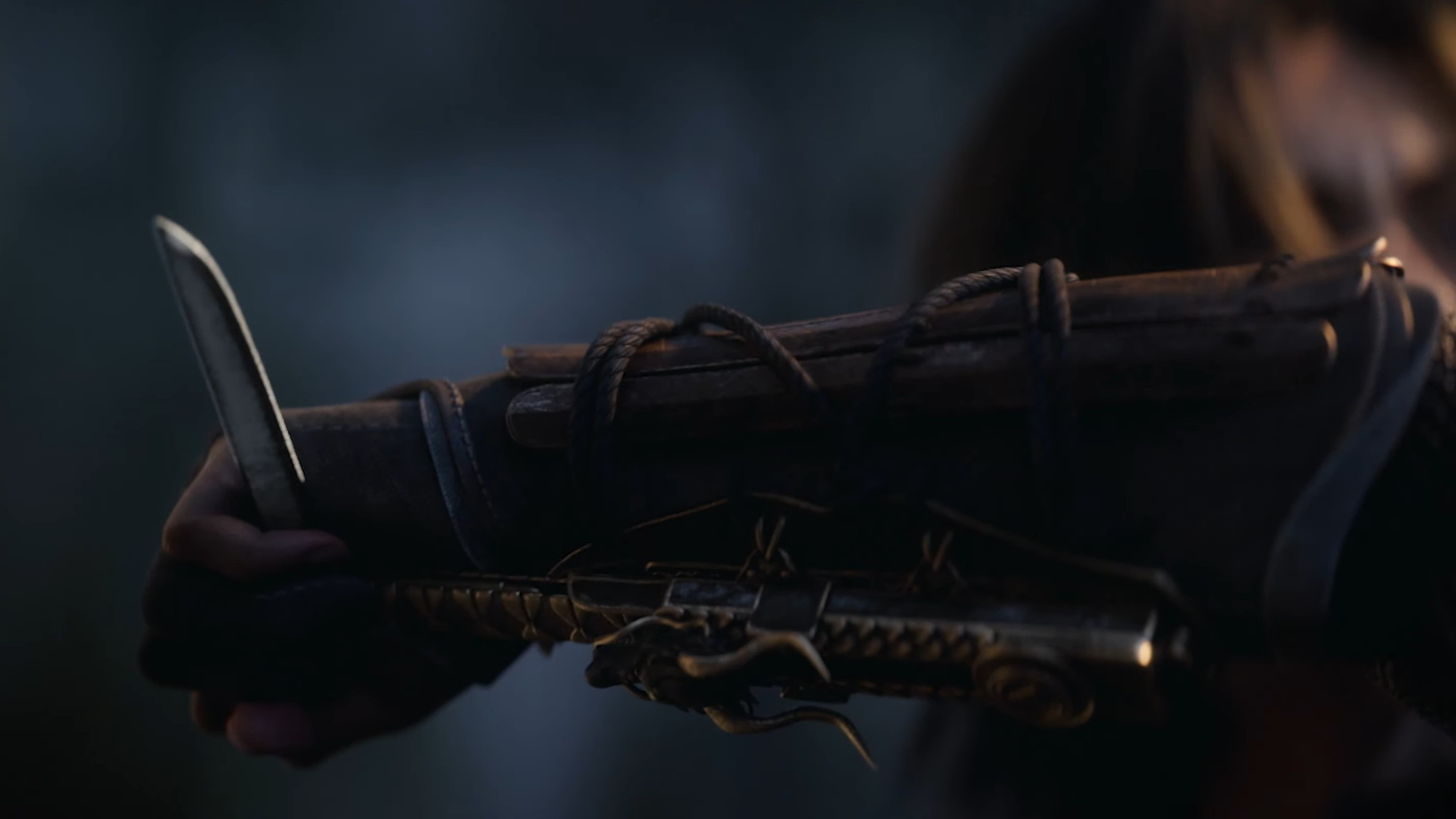  Кадр из кинематографического трейлера Assassin's Creed Shadows, показывающий скрытый клинок под прямым углом