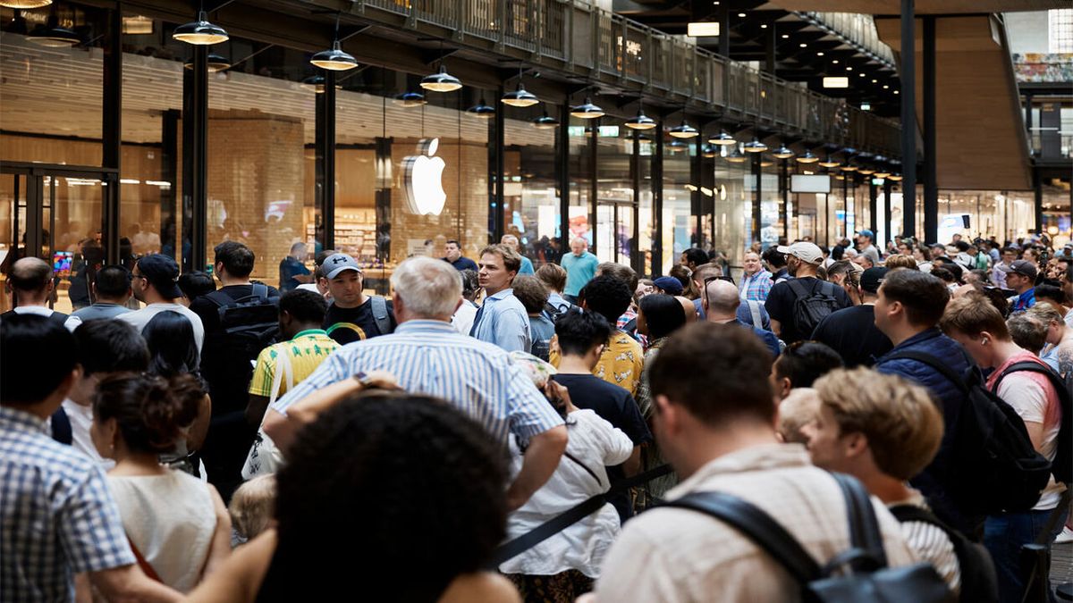 Crowds lining up around an Apple store