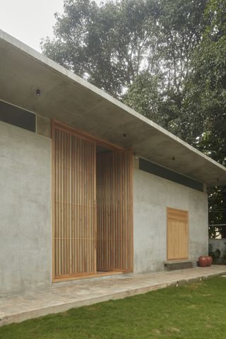 Cabin House by Taliesyn pivoted door entrance