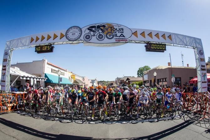 The mens field takes to the line for the crit.