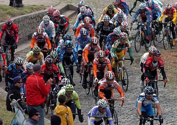 The peloton navigates Libby Hill