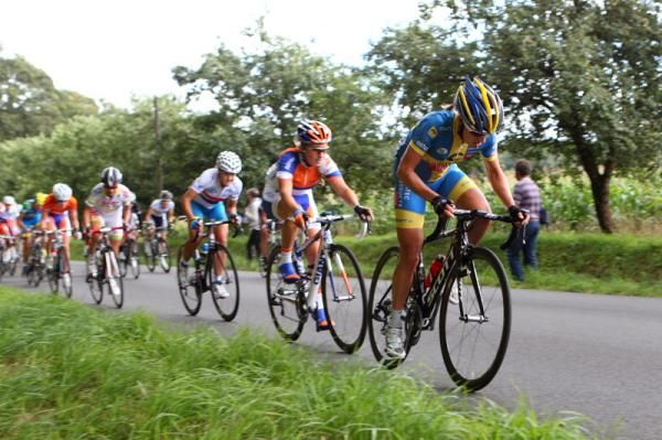 Emma Johansson (Hitec Products - Mistral Home) leads the chase group