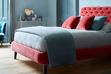 Sofa com featured bed
