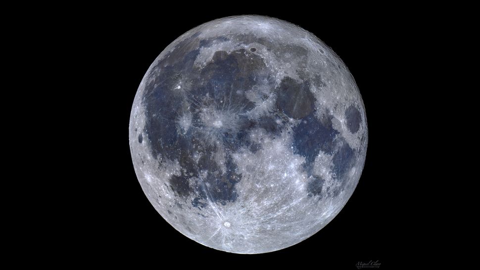 Color Mosaic of the Full Moon Reveals Blue 'Seas' of Titanium (Photo)