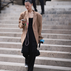Street style converse trainers black outfit brown blazer
