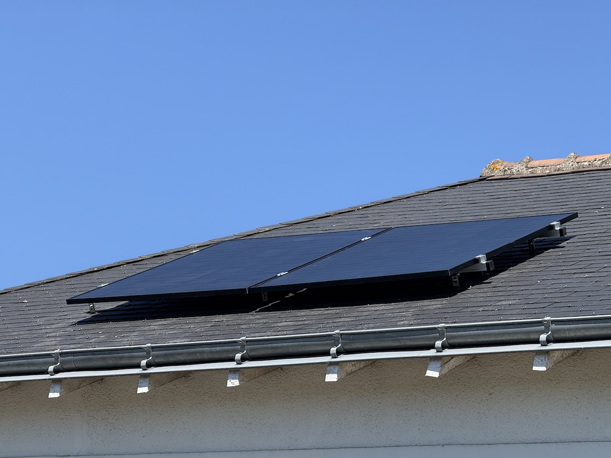 les panneaux solaires Zendure installés sur un toit
