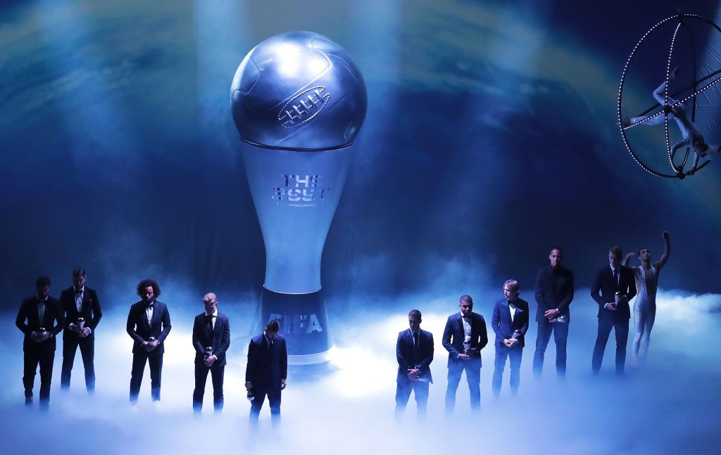 ILAN, ITALY - SEPTEMBER 23: FIFA FIFPro Men&#039;s World 11 Players of the Year (L-R) Alisson, Sergio Ramos, Marcelo Vieira, Lionel Messi, Frenkie de Jong, Eden Hazard, Kylian Mbappe, Luka Modric, Virgil van Dijk and Matthijs de Ligt pose for a photo during The Best FIFA Football Awards 2019 on September 23, 2019 in Milan, Italy. (Photo by Emilio Andreoli/Getty Images)