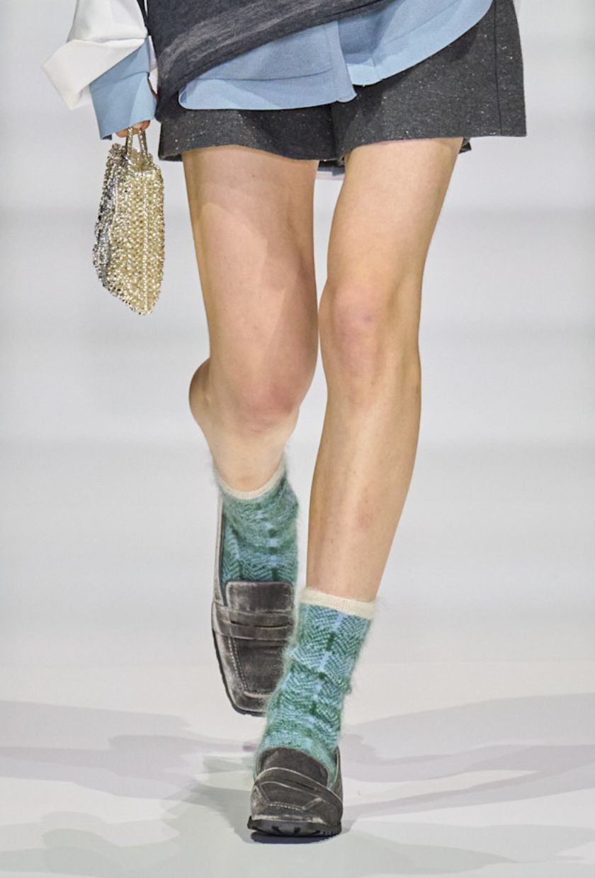 uYSkabLCer3fWKx6VW2vXV 5 اتجاهات أنيقة للأحذية المسطحة لعام 2025 لتقليدها هذا الشتاء